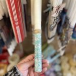 Λευκή στρογγυλή αρωματική λαμπάδα, μισή πιτσιλωτή γαλάζια και γκρι