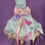 Λευκή στρογγυλή λαμπάδα με υφασμάτινο γαλάζιο ιριζέ φόρεμα