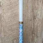 Λευκή στρογγυλή αρωματική λαμπάδα, μισή πιτσιλωτή μωβ και γαλάζιο