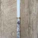 Λευκή στρογγυλή αρωματική λαμπάδα, μισή πιτσιλωτή μπεζ και μαύρο