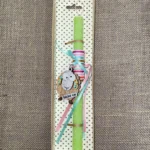 Λαχανί στρογγυλή πιτσιλωτή λαμπάδα με ξύλινο μπρελόκ ''Wake up''