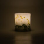 Φωτοφόρο κερί με χρυσά ανθάκια και πρασινάδα