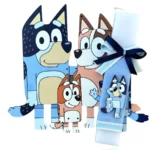 Λευκή πλακέ λαμπάδα με Bluey και ξύλινη πλάτη με οικογένεια Bluey