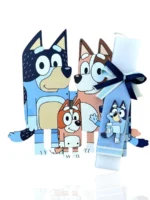 Λευκή πλακέ λαμπάδα με Bluey και ξύλινη πλάτη με οικογένεια Bluey