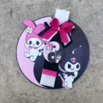 Λευκή πλακέ λαμπάδα με Kuromi και ξύλινη πλάτη με Kuromi σε Ying & Yang