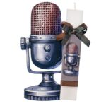 Λευκή πλακέ λαμπάδα με μικρόφωνο και ίδια ξύλινη πλάτη