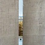 Λευκή πλακέ λαμπάδα με χρυσά και καφέ νερά και χρυσά τρουκς