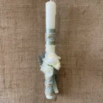 Λευκή στρογγυλή λαμπάδα με χακί/μέντα κορδέλα και εκρού λουλούδια