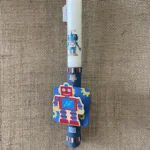 Λευκή στρογγυλή λαμπάδα με Ρομπότ και ξύλινη βάση για χαρτιά πάνω σε μαγνητάκι ψυγείου