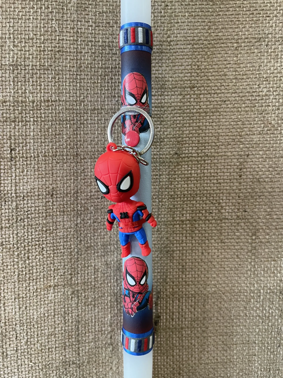 Λευκή στρογγυλή λαμπάδα με μπρελόκ Spiderman - Image 2