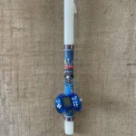 Λευκή στρογγυλή λαμπάδα με μπρελόκ που είναι control Playstation