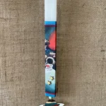 Λευκή πλακέ λαμπάδα με ντεκουπάζ το διάστημα και κρεμαστό ξύλινο πλανήτη