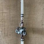 Λευκή στρογγυλή λαμπάδα με μπρελόκ μηχανή