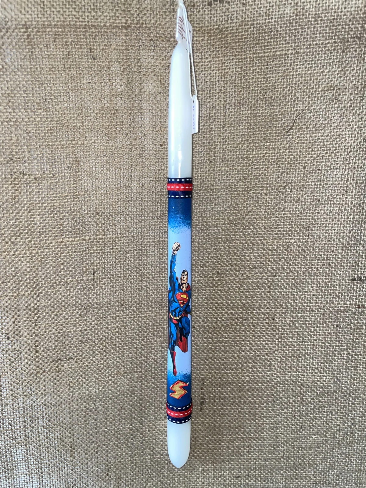Λευκή στρογγυλή λαμπάδα με ντεκουπάζ Superman - Image 1