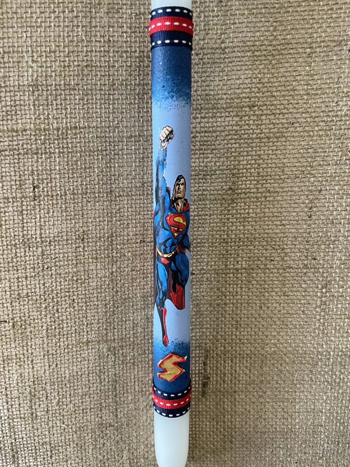 Λευκή στρογγυλή λαμπάδα με ντεκουπάζ Superman - Image 2