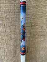 Λευκή στρογγυλή λαμπάδα με ντεκουπάζ Superman - Image 2