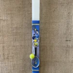 Λευκή πλακέ λαμπάδα με ντεκουπάζ τον Djokovicz και μπρελόκ με μπαλάκι και ρακέτα του τέννις