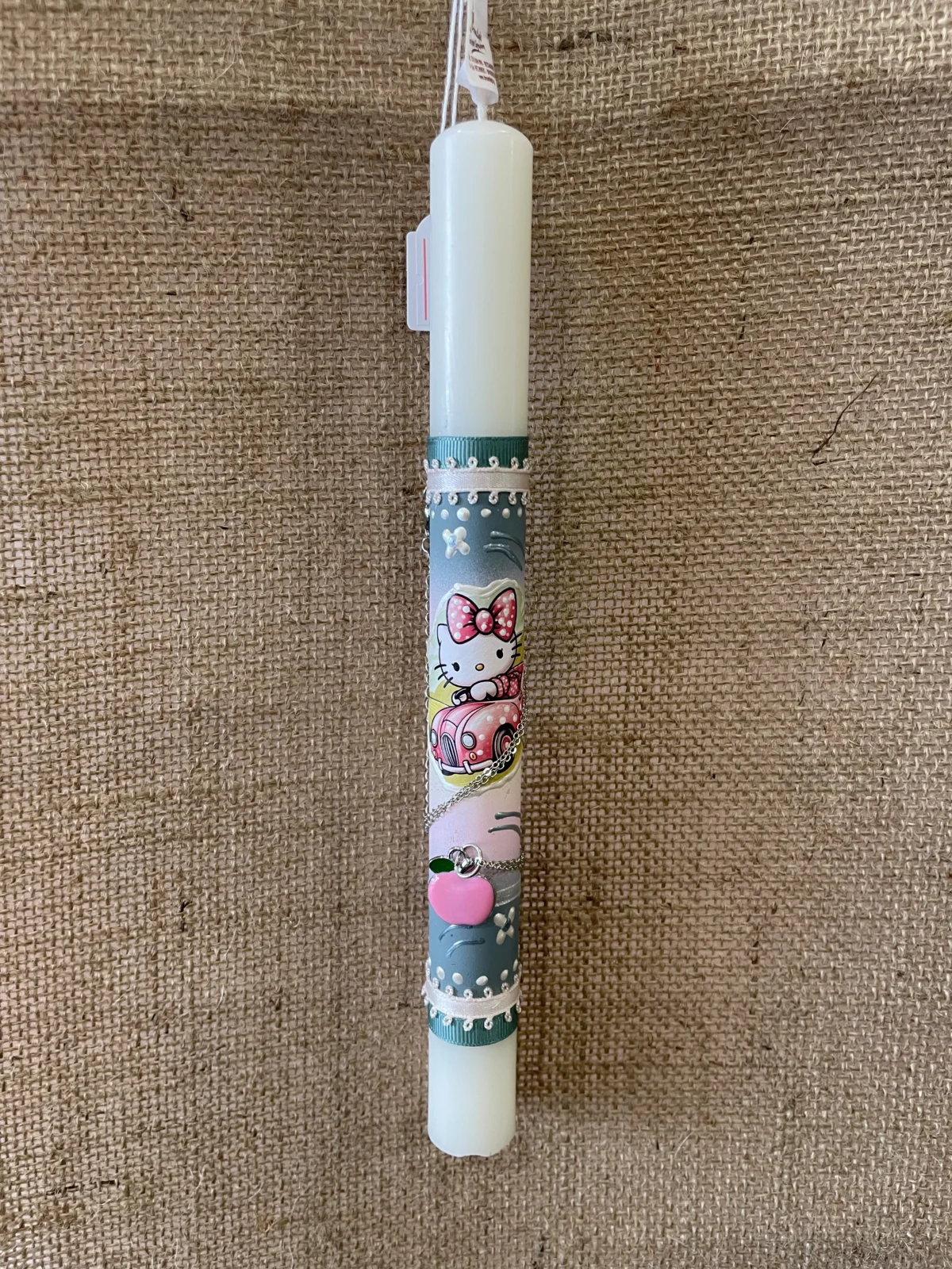 Λευκή στρογγυλή λαμπάδα με ντεκουπάζ Hello Kitty και κολιέ - Image 1