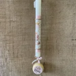 Λευκή στρογγυλή λαμπάδα με ντεκουπάζ Βασίλισσα και κρεμαστό ξύλινο Γιο Γιο