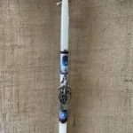 Λευκή στρογγυλή λαμπάδα με μεταλλικό μπρελόκ αεροπλάνο