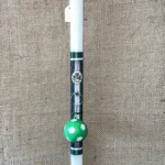 Λευκή οβάλ λαμπάδα με ντεκουπάζ ΠΑΟ και μπρελόκ με άσπρη/πράσινη μπάλα ποδοσφαίρου