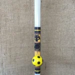 Λευκή οβάλ λαμπάδα με ντεκουπάζ ΑΕΚ και μπρελόκ με κίτρινη/μαύρη μπάλα ποδοσφαίρου