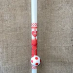 Λευκή οβάλ λαμπάδα με ντεκουπάζ ΟΣΦΠ και μπρελόκ με λευκή/κόκκινη μπάλα ποδοσφαίρου