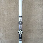 Λευκή στρογγυλή λαμπάδα με ντεκουπάζ ΠΑΟΚ και μπρελόκ με πλακέ μεταλλική μπάλα ποδοσφαίρου