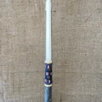 Λευκή στρογγυλή λαμπάδα με ύφασμα και μεταλλικά ''κουμπιά''