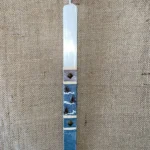 Λευκή πλακέ λαμπάδα με ''τζιν'' ύφασμα και μεταλλικά καραβάκια