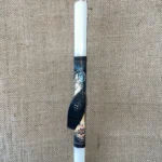 Λευκή στρογγυλή λαμπάδα με μπρελόκ πυξίδα