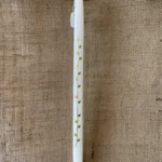 Λευκή στρογγυλή λαμπάδα με χρυσά φύλλα ανάγλυφα