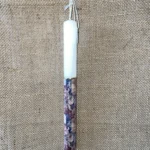 Λευκή στρογγυλά λαμπάδα με ντεκουπάζ λεπτό εμπριμέ σε ροζ, καφέ και γαλάζιες αποχρώσεις