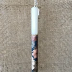 Λευκή στρογγυλή λαμπάδα με ντεκουπάζ εμπριμέ με ροζ και σωμόν λουλούδια σε πράσινο φόντο