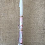 Λευκή στρογγυλή λαμπάδα με ντεκουπάζ μπαλαρίνα και χρυσό δαχτυλίδι