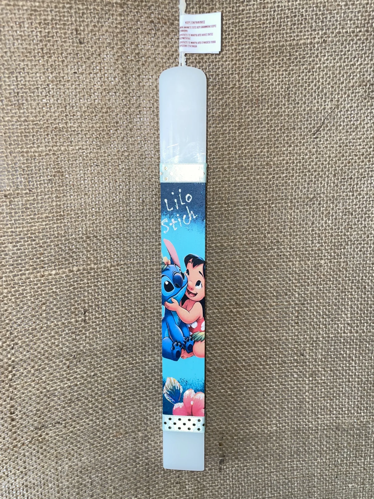Λευκή πλακέ λαμπάδα με μπλε ντεκουπάζ Lilo & Stitch - Image 1