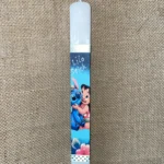 Λευκή πλακέ λαμπάδα με μπλε ντεκουπάζ Lilo & Stitch