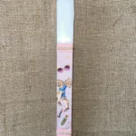 Λευκή πλακέ λαμπάδα με θέμα Fashion (άρωμα, κραγιόν, γυαλιά ηλίου, γόβες)