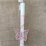 Λευκή στρογγυλή λαμπάδα με ροζ φόντο με τριαντάφυλλα και ξύλινη διακοσμητική πεταλούδα