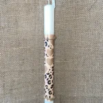 Λευκή στρογγυλή λαμπάδα με θέμα λεοπάρ με καρδιές