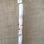 Λευκή στρογγυλή λαμπάδα με ροζ φόντο και χρυσό κολιέ με πεταλούδες