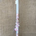 Λευκή στρογγυλή λαμπάδα με ροζ φόντο με νότες και τριαντάφυλλα και ξύλινο διακοσμητικό βιολί