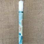 Λευκή στρογγυλή λαμπάδα με γαλάζιο φόντο με γεωμετρικά σχέδια