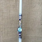 Λευκή στρογγυλή λαμπάδα με φόντο χάρτη και μπρελόκ υδρόγειο