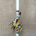 Λευκή στρογγυλή λαμπάδα με καφέ μαχητικό αεροπλάνο