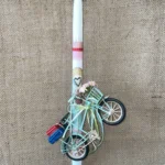 Λευκή στρογγυλή λαμπάδα με ποδήλατο με λουλούδια