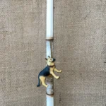 Λευκή στρογγυλή λαμπάδα με παιχνίδι σκύλο ( Γερμανικό Ποιμενικό)