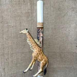 Λευκή στρογγυλή λαμπάδα με παιχνίδι καμηλοπάρδαλη