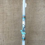 Λευκή στρογγυλή λαμπάδα με γαλάζιο φόντο με δεινοσαυράκια και μπρελόκ δεινοσαυράκι