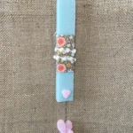 Γαλάζια πλακέ αρωματική λαμπάδα με εμπριμέ καφέ ύφασμα και 2 καρδιές που κρέμονται